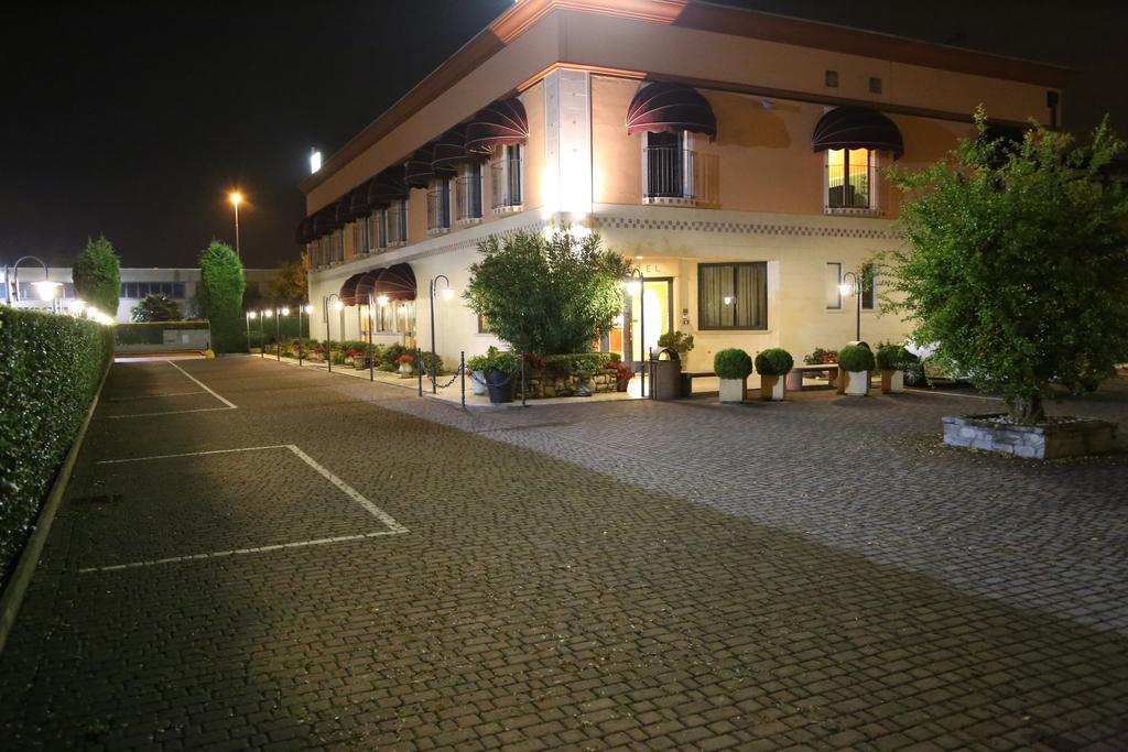 Hotel Lenotel Exterior foto